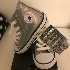 New silver converse size 6